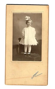 um 1900 Porträt eines jungen Mädchens posiert auf einem Stuhl - Bild 1 von 2