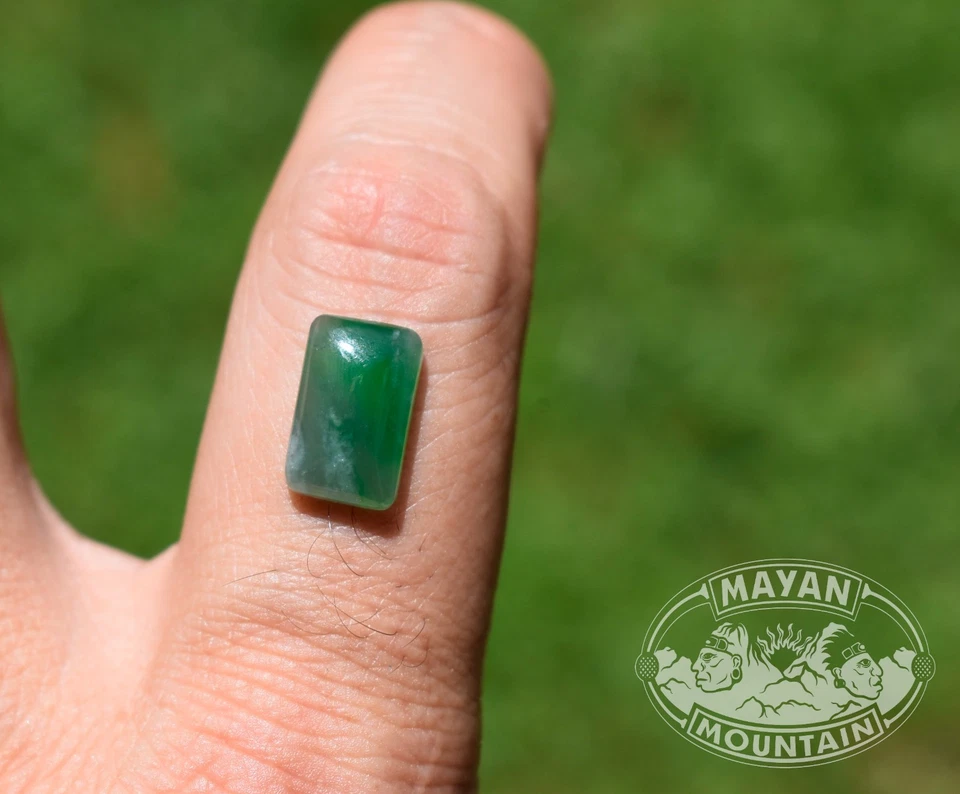 CABUJÓN RECTANGULAR EN JADEÍTA VERDE IMPERIAL GUATEMALTECO NATURAL SIN TRATAR Foto 1 de 4