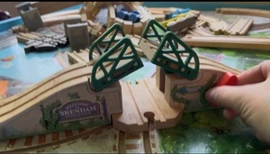Thomas & seine Freunde Holzeisenbahn Knapford Brendam Insel Sodor Arbeitsbrücke - Bild 1 von 3