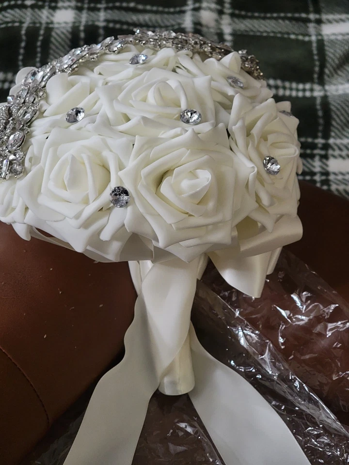Ramo de novia de boda con diamante, broches y cinta de satén Foto 1 de 4