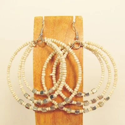 Pendiente de cuentas de semilla de Bali hecho a mano con triple aro bohemio color beige crema de 2" Foto 1 de 4