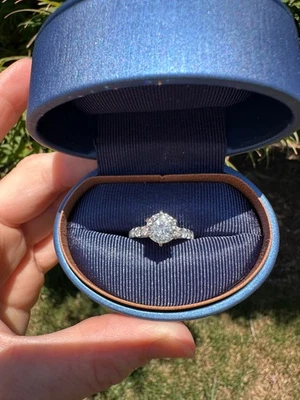 Anillo de compromiso de diamantes Leo 2,4 cttw 1,95 I SI2 natural Foto 1 de 4