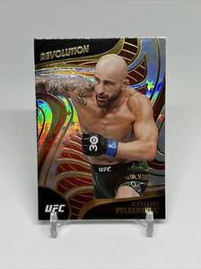 2023 Panini Chronicles UFC Alexander Volkanovski Revolution Astro 
