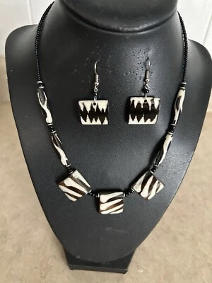 Juego de gargantilla y pendientes de hueso blanco y negro Foto 1 de 3