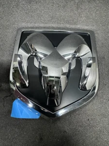 Dodge Ram 2011-2024 puerta trasera cromada emblema medallón 68082011 - Imagen 1 de 2