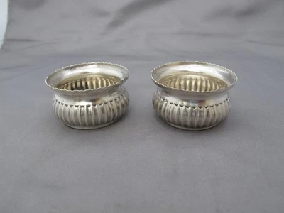 Пара викторианских солонок GORHAM из стерлингового серебра с рифлеными сторонами - #2240 - без моно - Изображение 1 из 4