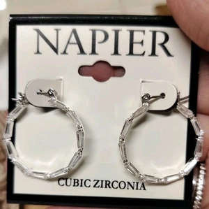 Pendientes de aro Napier circonita cúbica tono plata 1" $18 venta al por menor nuevos - Imagen 1 de 10