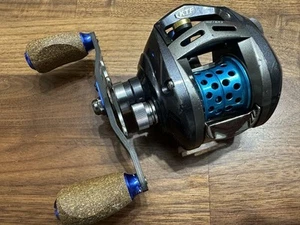 Mulinello Daiwa Alphas Finesse Custom 105Hl Ktf Baitcasting Sinistro Ultra Leggero - Foto 1 di 10