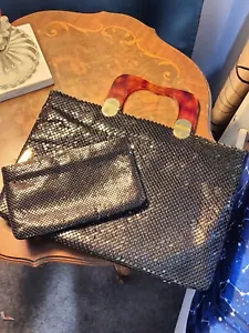 Cartera de malla negra Whiting & Davis con asas de caparazón de tortuga sintética y bolso de mano a juego - Imagen 1 de 19