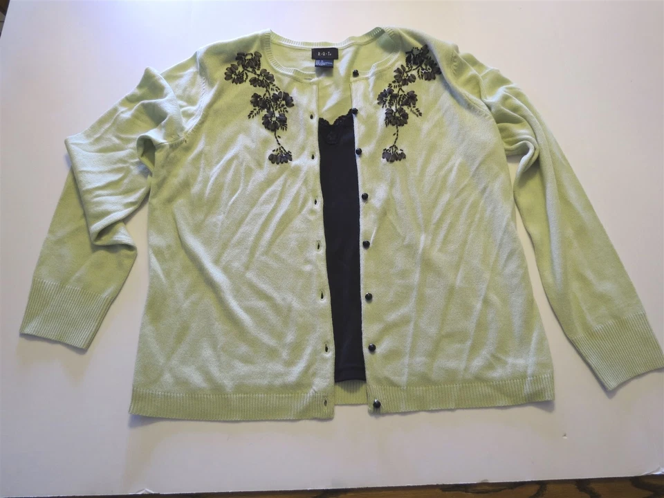Cárdigan RQT Verde Lt con Diseños Florales Negros Talla M Acrílico Foto 1 de 4