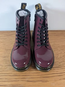 Dr. Martens Youth 1460 Lack Mädchen Stiefel In Pflaume/Lila Größe 13 UK/32 EU - Bild 1 von 5