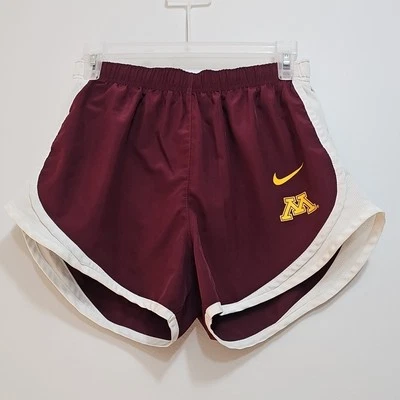 Pantalones Cortos para Correr Nike Dri-Fit Para Mujer Pequeños Granate con Cordón con UofM y Logo Nike Foto 1 de 4