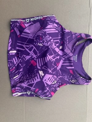 Sujetador deportivo acolchado recortado con espalda deportiva Reebok para mujer talla S estampado morado Foto 1 de 4