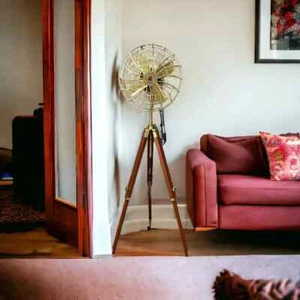 Ventilador de piso de pedestal en trípode ajustable de madera negro | Reproducción estilo retro - Imagen 1 de 9