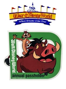 Walt Disney World 2024 Rey León Timón Pumba Portatarjetas Anuales Coche Imán - Imagen 1 de 2