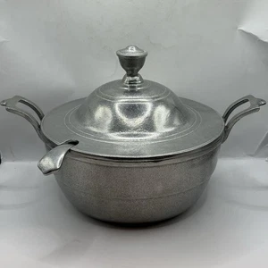 Vintage Wilton Zinn bedeckt Terrine Suppe Servier Schüssel mit Deckel & Schöpfkelle USA NEUWERTIG - Bild 1 von 13