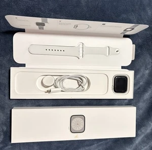 Apple Watch Series 8 45 mm Silver Case with Silver Aluminum Band (MP4W3LL/A) Gen - Zdjęcie 1 z 5