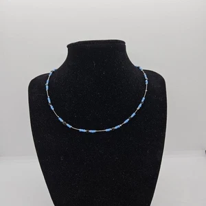 collar de alambre tono plata con cuentas azules y negras - Imagen 1 de 4