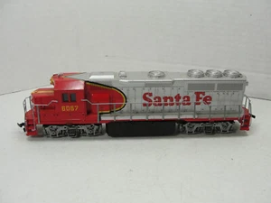 BACHMANN HO SCALE SANTA FE GP40 POWERED DIESEL LOCOMOTIVE #6067 - TESTED - Picture 1 of 4