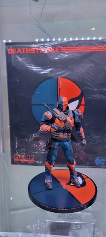 Mezco Deathstroke DC Universe 1: 12 Collective Action Figure Pre-Owned Cover