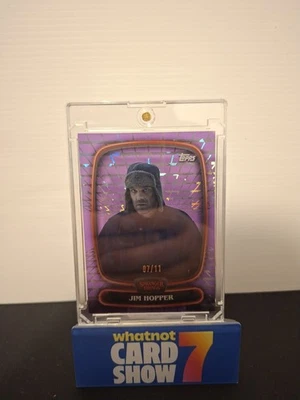 Stranger Things Jim Hopper púrpura/11 #7- 2025 Topps al revés SSP Foto 1 de 2