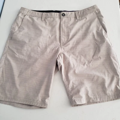 Pantalones Cortos Volcom a Rayas PLANOS BOLSILLOS DELANTEROS TRABILLAS PARA CINTURÓN PARA HOMBRE 38 USADOS EN EXCELENTE CONDICIÓN Foto 1 de 4