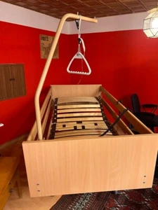 El. Pflegebett Burmeier inkl. Galgen, 90 x 200, ein Motor defekt - Bild 1 von 14