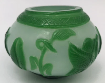 Antiguo tarro camafeo chino verde blanco de Pekín Foto 1 de 4