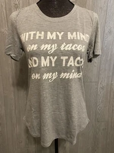 Camiseta Zoe + Liv Mujer Talla S Gris Mind On My Tacos Mezcla Rayón - Imagen 1 de 7
