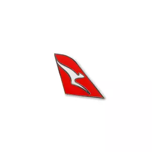 333342 QANTAS AUSTRALIA TAIL FIN LOGO LAPEL PIN BADGE AVIATION AIRLINE KANGAROO - Picture 1 of 1