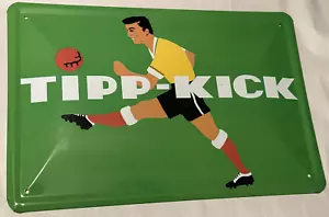 Vintage TIPP-KICK Metall Werbung 8x11,5 Zoll Schild Deutsch Tischfußball Spiel - Bild 1 von 7