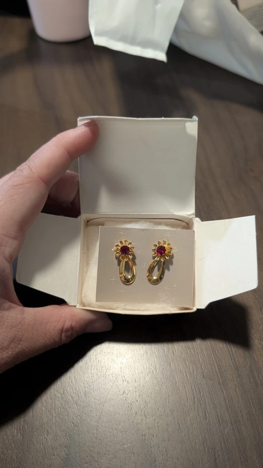 雅芳 3 合 1 花柱悬垂诞生石 7 月模拟红宝石耳环耳钉 1991 — 第 1/4 张图片