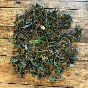 Green Plastic Army Men Military Figures Different Sizes And Colors Bulk Lot ! - Picture 1 of 7