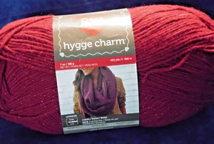 Red Heart Hygge Charm Garn 7oz 432yds Acryl Glitzer Burgund - Bild 1 von 2