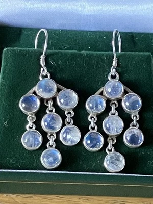 Pendientes colgantes de plata de ley con araña de piedra lunar Foto 1 de 4