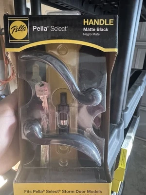 Juego de manijas de puerta de tormenta con cerradura negra mate Pella Select con llaves  Foto 1 de 2