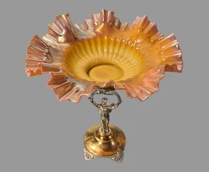 Antica composta in vetro artistico vittoriano con base piatto argento cupido figurativo - Foto 1 di 13