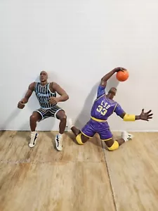 Lotto di 2 appendiabiti cerchio 1993 giocattolo Kenner LSU SHAQ ATTACK e mio oh figura mia - Foto 1 di 2