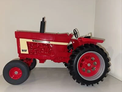 Scale Models 1/8 International Harvester Farmall 1466 Farm Tractor Made in USA - Image 1 of 4