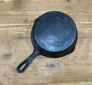 VINTAGE UNMARKED NO. 5 SMOOTH BOTTOM CAST IRON SKILLET w/ "M" Marking - Picture 1 of 12