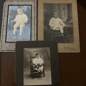 Antiguo conjunto de fotos sepia blancas y negras sentadas para niños pequeños 3 casa de campo de abuela de 1800’s - Imagen 1 de 5