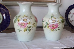 COPPIA DI VASI D'EPOCA IN CERAMICA H CM 25  VASO ANTICO CON DECORO  A FIORI - Foto 1 di 8