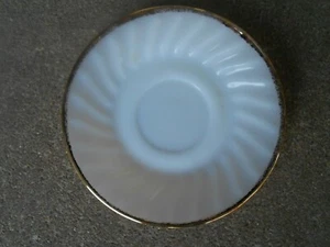 PLATILLO de vidrio de leche FIRE KING patrón de remolino borde dorado EE. UU. - Imagen 1 de 4