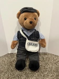 Disney Newssies Peluche Orso Broadway Musicale Newsboy Cappellino Gilet Sacchetto di Carta! RARO! - Foto 1 di 3