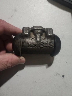 1961-62 Buick LeSabre Electra 63-70 Wildcat Electra Brake Wheel Cylinder 5455293 - Image 1 of 4