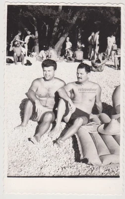 Hermosos hombres gay musculosos sin camisa en la playa mostrando pecho... - Imagen 1 de 4