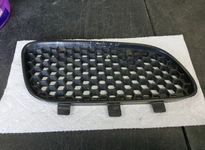 Parrilla de malla delantera derecha para pasajero Pontiac Grand Prix 1997-2003 OEM NEGRA Foto 1 de 2