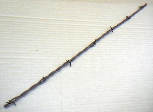 MILES' TWO POINT BARBS ON BOTH LINES ALTERNATING SEQUENCE - ANTIQUE BARBED WIRE - Picture 1 of 4
