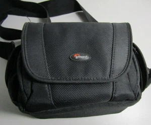 Bolso pequeño acolchado negro para cámara Lowepro Edit 110 con correa para el hombro - Imagen 1 de 7