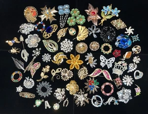 67 Pc Estate Lot Vintage Antique Rhinestone Pearl Brooches Pins Unsigned MCM - Picture 1 of 24